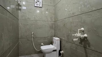 Deluxe Double Room | Bathroom | Shower, towels, soap
