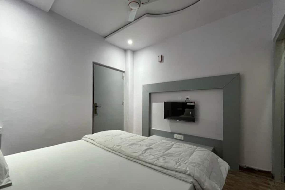 Deluxe Double Room | Rollaway beds, bed sheets