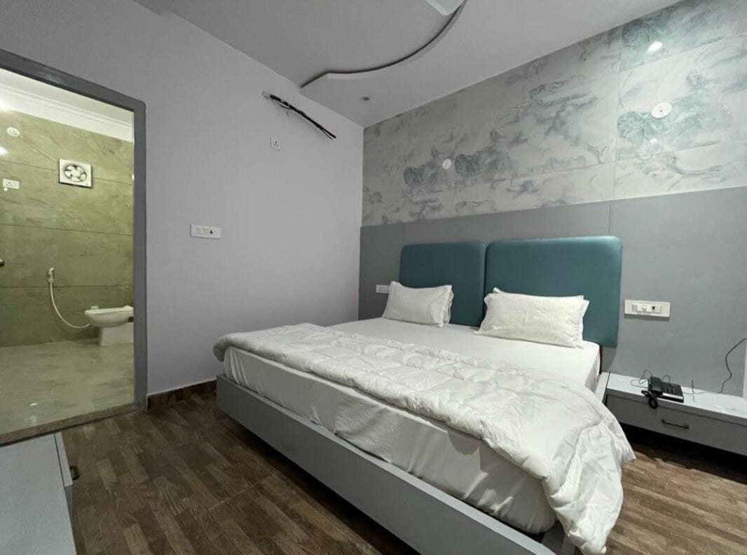 Habitación Deluxe doble | Camas supletorias y ropa de cama