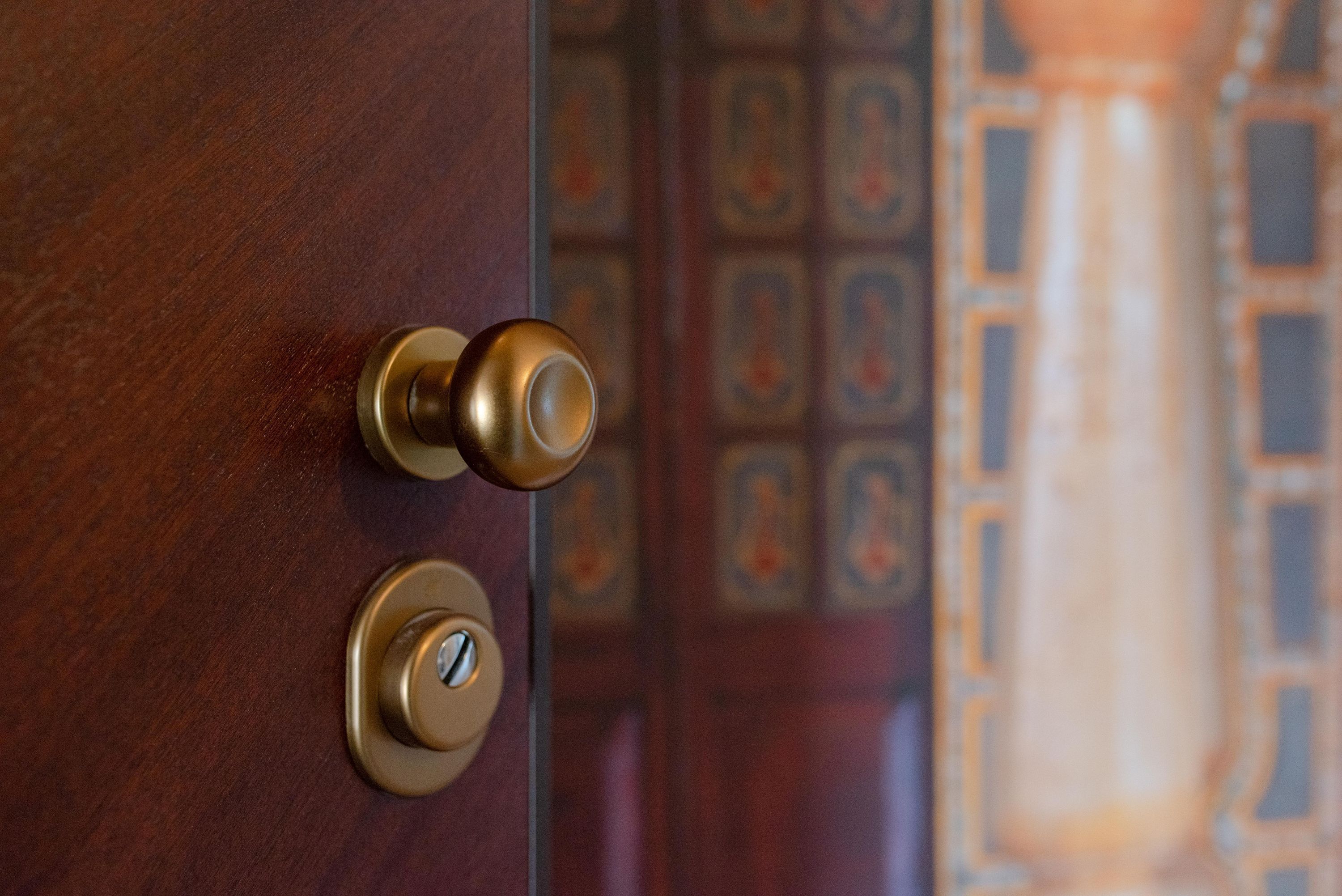 Una porta di legno con una maniglia di ottone e una serratura.