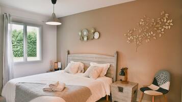 3 bedrooms, desk, iron/ironing board, travel crib