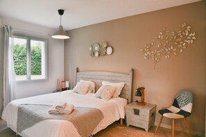 3 chambres, bureau, fer et planche à repasser, lit parapluie