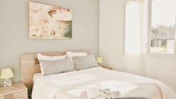 3 habitaciones, escritorio y tabla de planchar con plancha