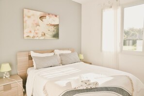 3 slaapkamers, een bureau, een strijkplank/strijkijzer, reisbedje