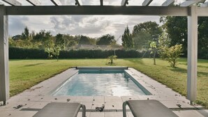 A rectangular pool with a clear blue water surface, surrounded by a paved deck. - House for 6, swimming pool and garden (Bénesse-Maremne)