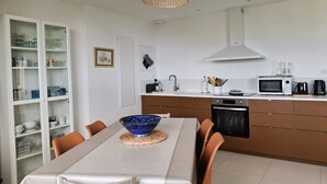 Coffee/tea maker, fridge, microwave, oven - Elegance on the bay, modern apartment with garden and sea view (Crozon)