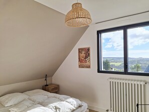 3 bedrooms, travel crib, WiFi