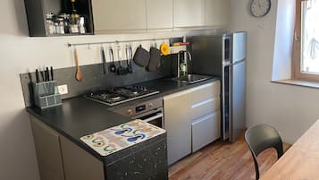 Een magnetron, een oven, een vaatwasser, een kinderstoel