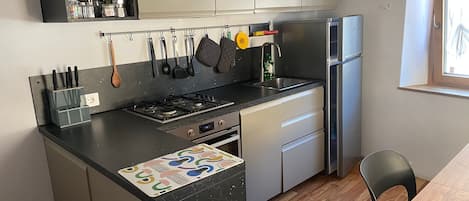 Microondas, horno, lavavajillas y periquera