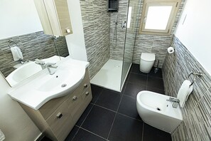 Apartment, 3 Bedrooms, Balcony, Mountain View | Bathroom