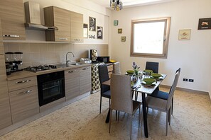 Apartamento, 3 quartos, sacada, vista para a montanha | Cozinha privada