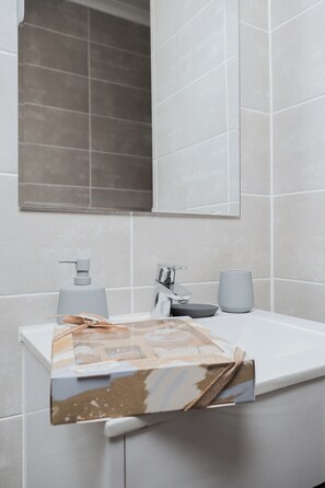 Serviettes fournies, papier de toilette