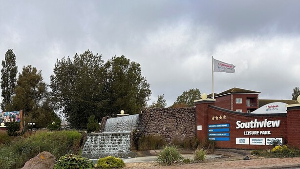 Señal para el Parque Recreativo Southview, con servicios que incluyen un hotel, restaurante y salas de exposición.