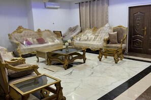 Interior - 5 Bed House - Sleeps 8 - Wifi - Parking (Mankessim)