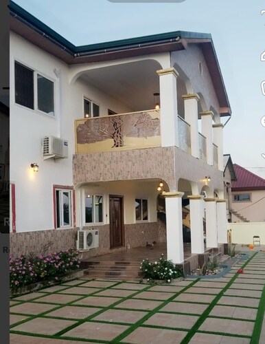 5 Bed House - Sleeps 8 - Wifi - Parking