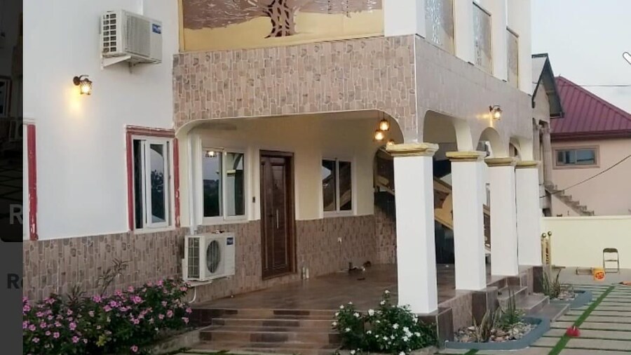 5 Bed House - Sleeps 8 - Wifi - Parking