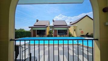 10 outdoor pools