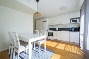 Lyxlägenhet | Eget kök | Stort kylskåp, mikrovågsugn, ugn och spishäll