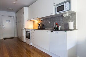 Refrigerador con freezer, microondas, horno, placa de cocina