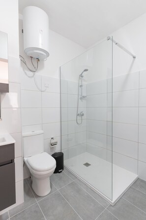 Deluxe Apartment, 2 Bedrooms, Kitchen | Bathroom