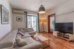 Deluxe-Apartment, 2 Schlafzimmer, Küche | Wohnbereich | Flachbildfernseher