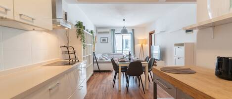 Deluxe Apartment, 2 Bedrooms, Kitchen | Private kitchen | Electric kettle