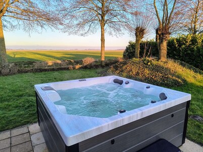 Comfortable holiday home with garden, panoramic view and jacuzzi
