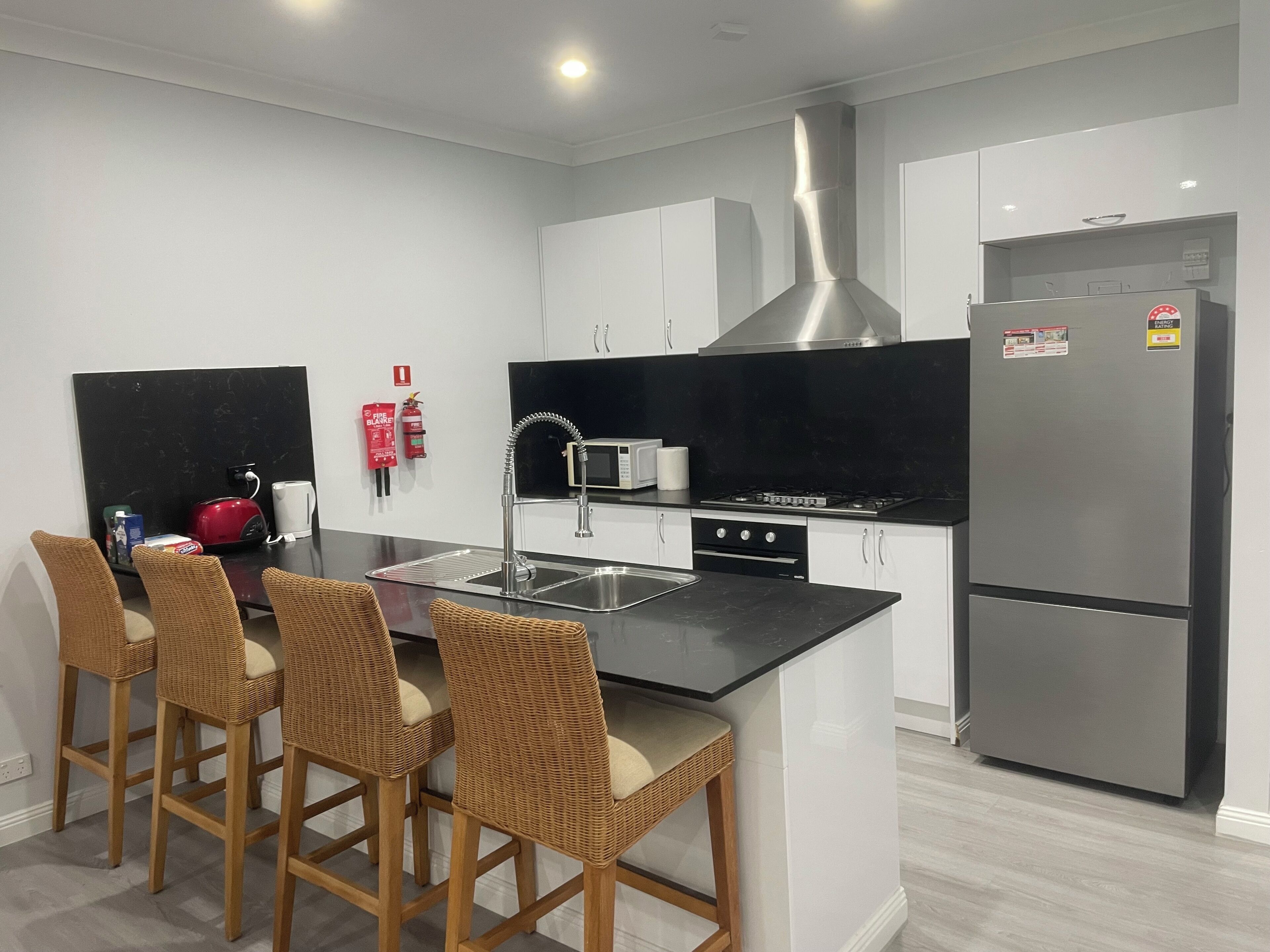 Refrigerador, microondas, horno y parrilla de estufa 