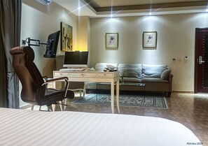 Senior Suite, 1 King Bed, Balcony, City View | Living area