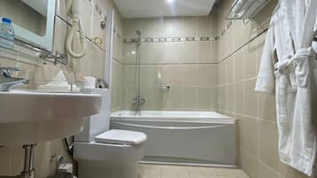 Junior-Suite, Balkon, Stadtblick | Badezimmer | Duschwanne, Haartrockner, Seife, Shampoo