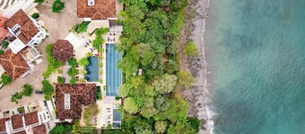 Beautiful Villa, Walk to Beach!