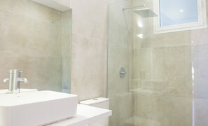Hair dryer, towels, soap, toilet paper - CASA DRAGO - Stylish 1BR Apartment with Panoramic Views (Santa Brígida)