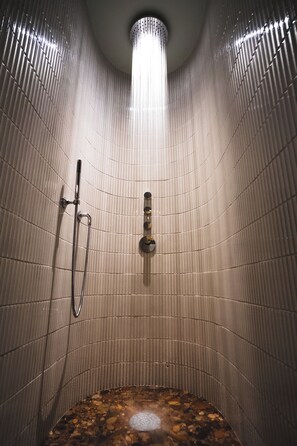 Een haardroger, handdoeken, zeep, shampoo