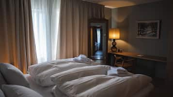 5 bedrooms, desk, iron/ironing board, WiFi
