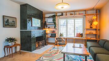 Smart TV, fireplace, books, stereo