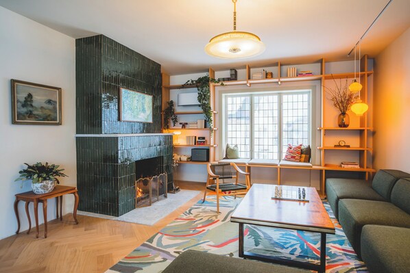 TV connectée, cheminée, livres, chaîne hi-fi