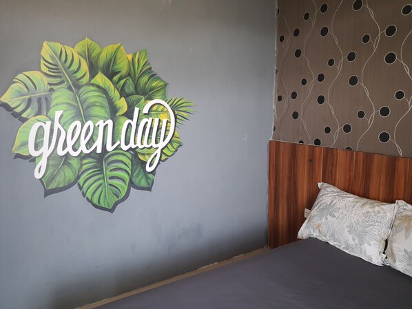 A room with a wall mural featuring green leaves and the word "greenday". - Malang And Bromo Tour Backpacker (Malang)