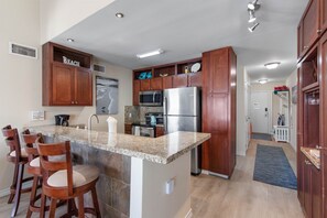 Refrigerador, microondas, horno, placa de cocina