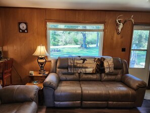 Smart TV - Skyline Lodge 
Lake Dardanelle 
Arkansas River Valley (Russellville)