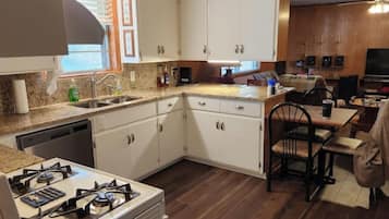 雪櫃、微波爐、焗爐、爐具