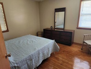 3 bedrooms, free WiFi, bed sheets - Skyline Lodge 
Lake Dardanelle 
Arkansas River Valley (Russellville)