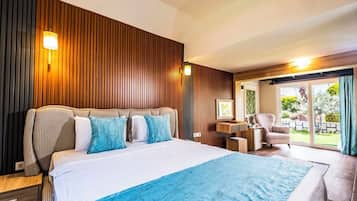 Traditionell villa | Värdeförvaringsskåp på rummet, skrivbord och arbetsyta för laptop