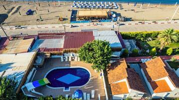 2 albercas al aire libre, sombrillas en la alberca y camastros