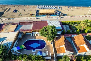 2 piscinas al aire libre, sombrillas, sillones reclinables de piscina