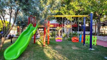 Área de juegos infantiles al aire libre