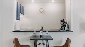 Apartment (1 Bedroom) | Dining room