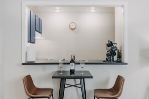 Apartment (1 Bedroom) | Dining room
