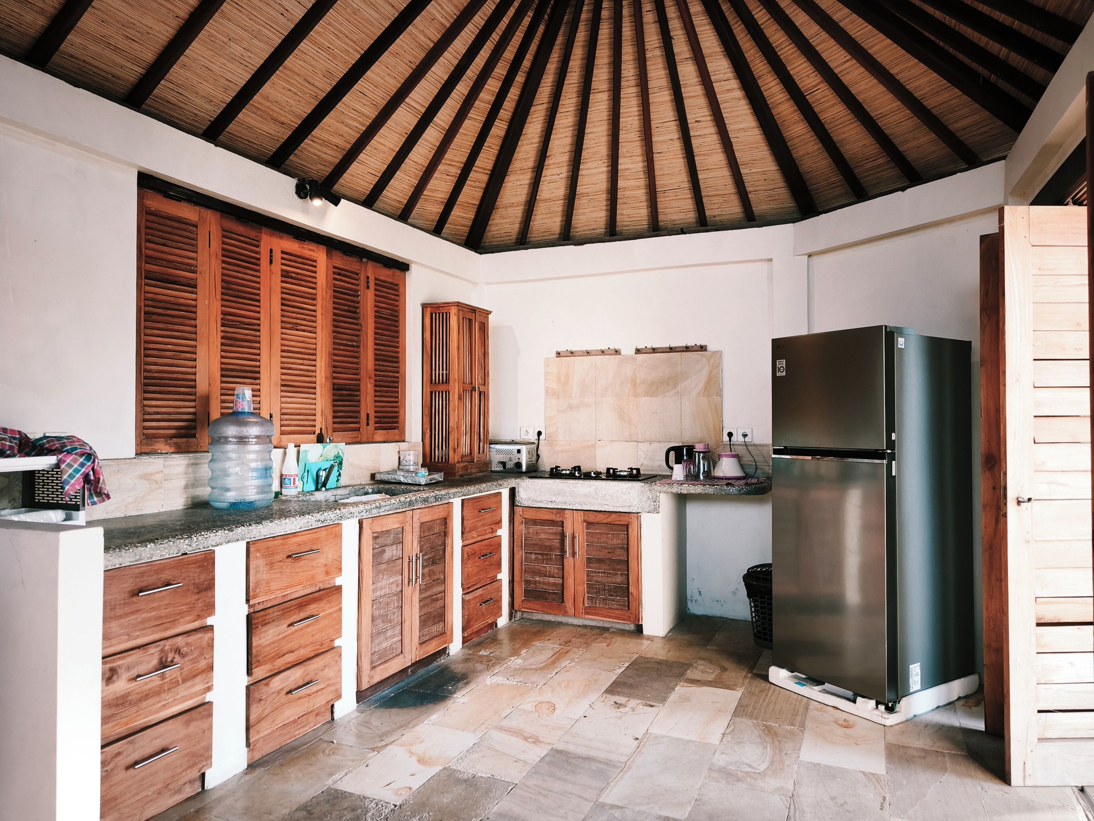 Refrigerador con freezer, microondas, horno, placa de cocina