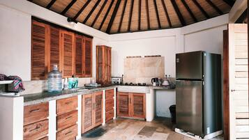 Refrigerador con freezer, microondas, horno, placa de cocina