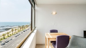 Ein Balkon mit Blick auf eine Küstenstraße und den Ozean.